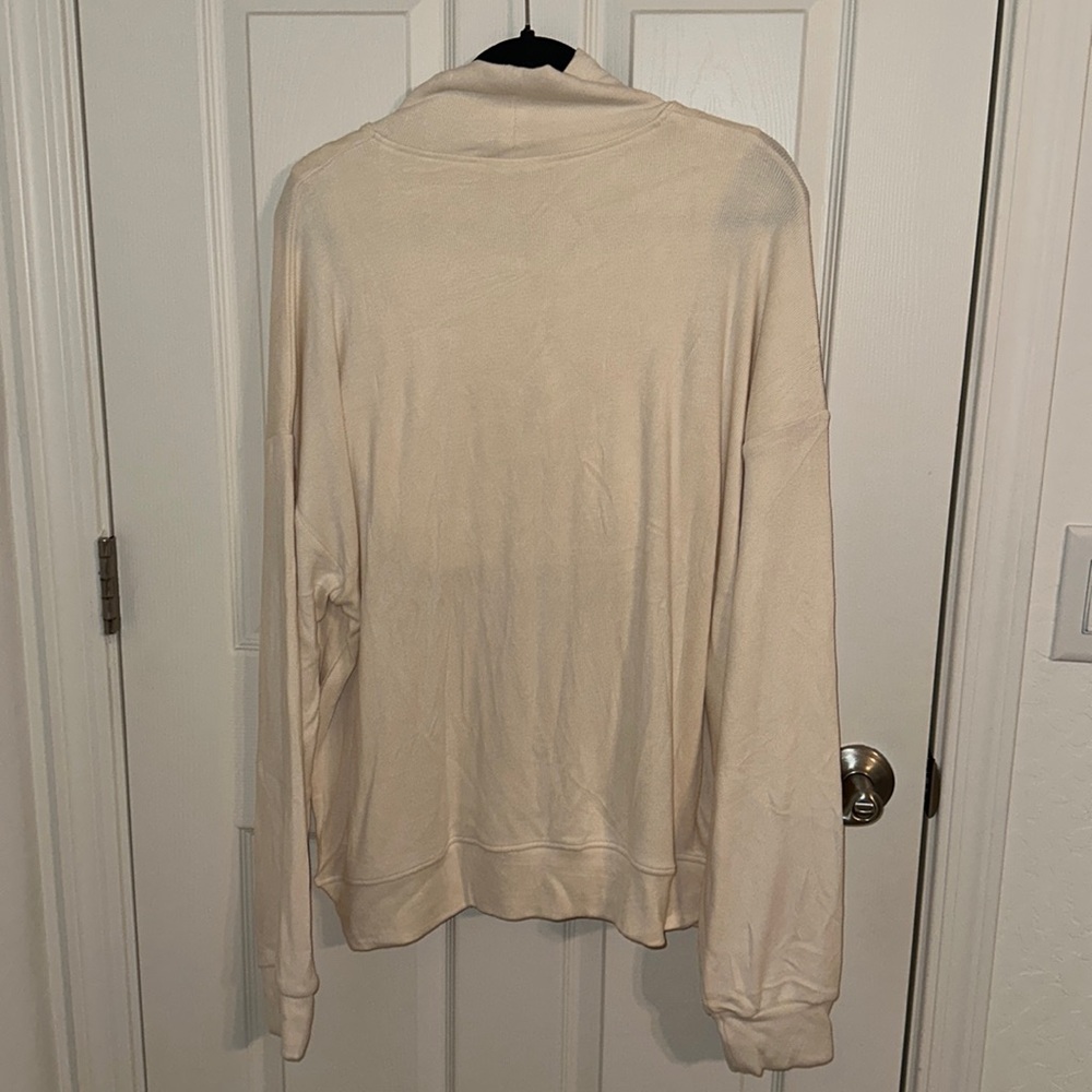 Klassy Netword. Oversized Turtle Neck. Size L. Cream. NWT